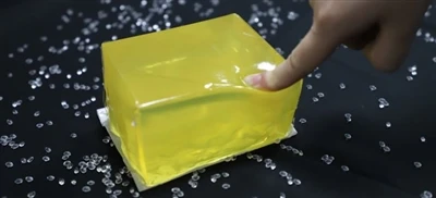 Tavné lepidlo a jiné lepidlo lze použít společně